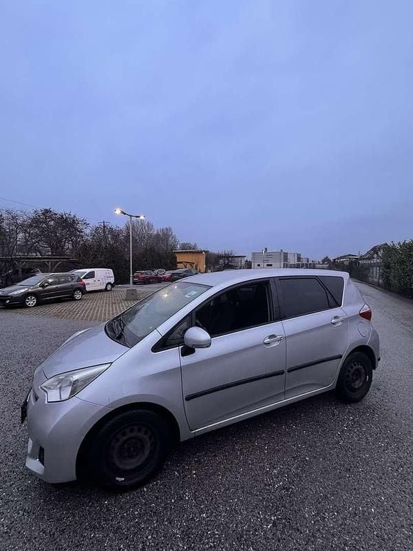 Gebraucht Toyota Verso-S Active 99 PS (72 kW) 2011 Grau Van / Kleinbus