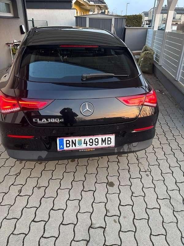 Gebraucht Mercedes CLA180 Shooting Brake 116 PS (85 kW) 2019 Schwarz Kombi
