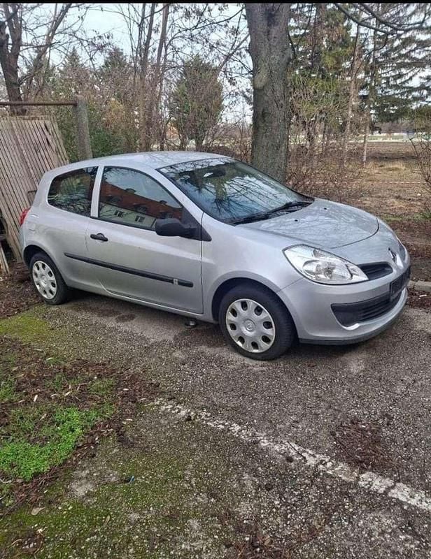 Gebraucht Renault Clio II 75 PS (55 kW) 2007 Silber Kleinwagen