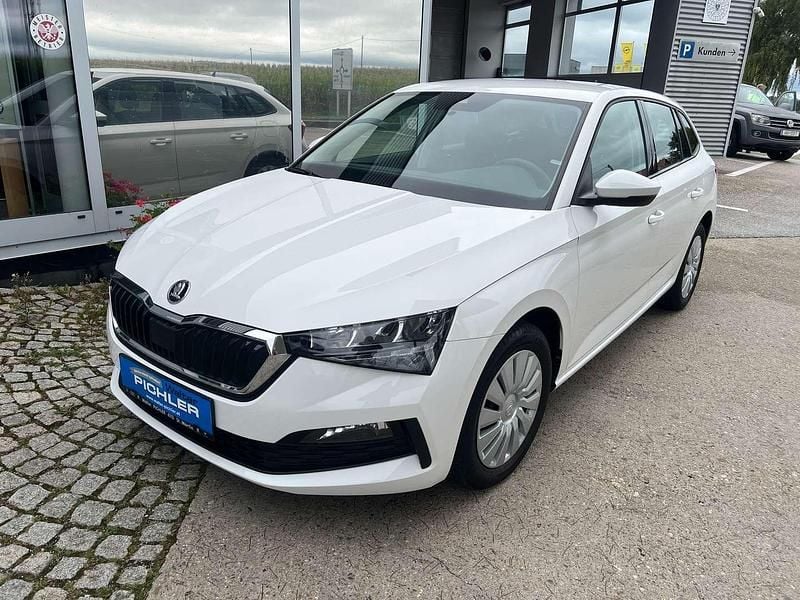 Weiss normal Gebraucht 2021 Skoda Scala Kleinwagen | € 16.990 (Guter Preis) - Bild 1/4