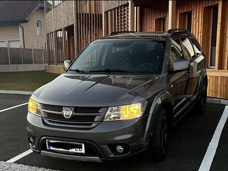 Grau Gebraucht 2011 Fiat Freemont SUV | € 7.500 (Etwas zu teuer) - Bild 1/4