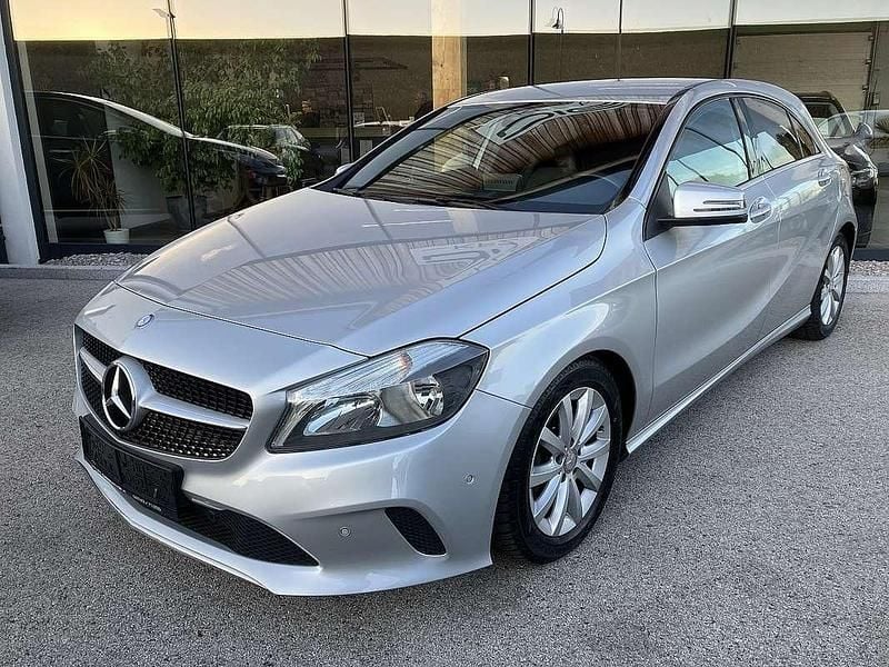 Grau Gebraucht 2016 Mercedes A180 Limousine | € 10.990 (Superpreis) - Bild 1/4