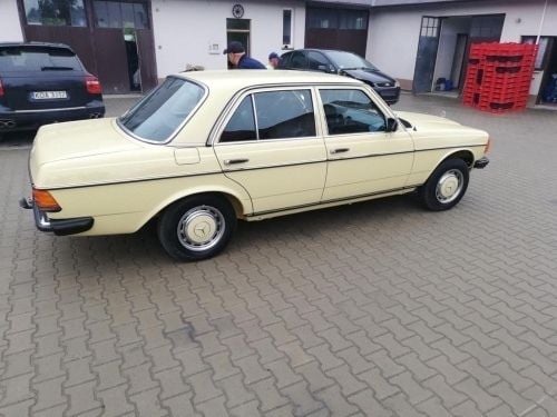 Gelb Gebraucht 1979 Mercedes 200 Limousine | € 13.000 - Bild 1/4