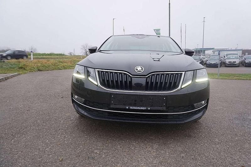 Schwarz Gebraucht 2018 Skoda Octavia Style Limousine | € 8.690 (Superpreis) - Bild 1/4