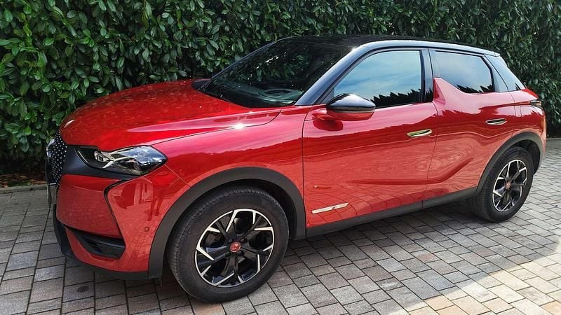 Rot Gebraucht 2021 DS Automobiles DS3 Crossback E-Tense Performance SUV | € 15.990 - Bild 1/4