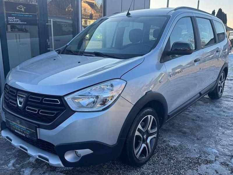 Grau Gebraucht 2020 Dacia Lodgy Celebration Van / Kleinbus | € 11.990 (Fairer Preis) - Bild 1/4