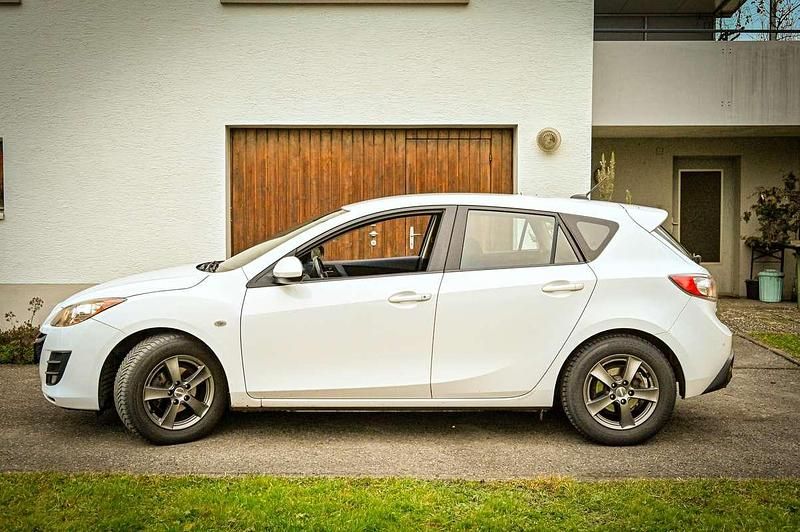 Gebraucht Mazda 3 Inclusive 105 PS (77 kW) 2011 Weiß Limousine