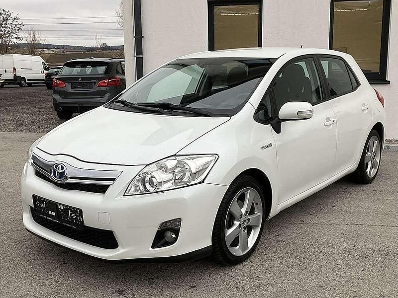 Weiß Gebraucht 2010 Toyota Auris Hybrid Premium Limousine | € 7.990 - Bild 1/4