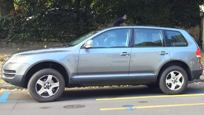 Grau Gebraucht 2004 VW Touareg R SUV | € 2.900 - Bild 1/4