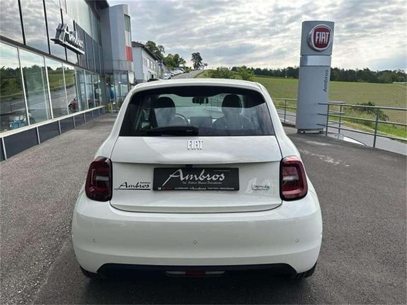 Gebraucht Fiat 500e 86 kW (118 PS) 2023 Weiß weiss  metallic Kleinwagen
