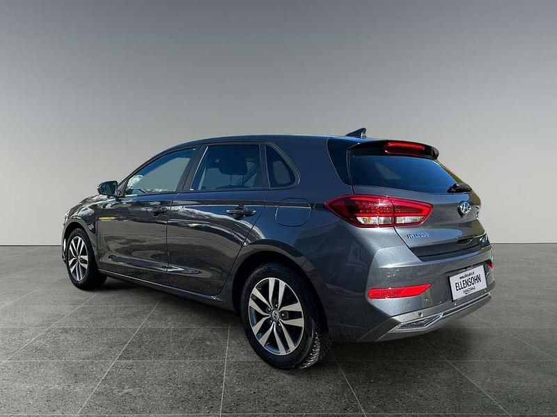 Gebraucht Hyundai i30 120 PS (88 kW) 2022 Schwarz Kleinwagen