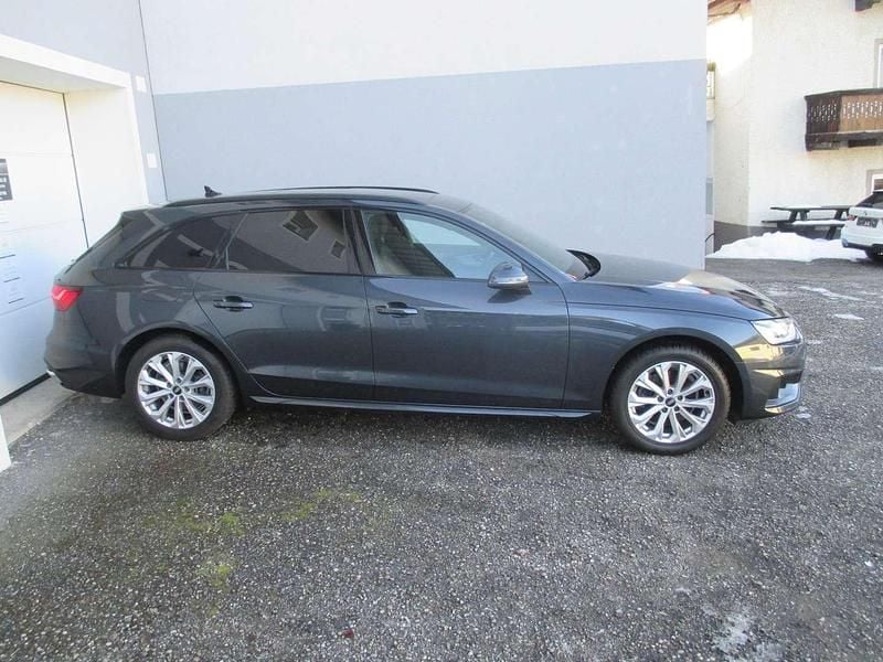 Gebraucht Audi A4 Advanced 163 PS (119 kW) 2022 Grau Kombi