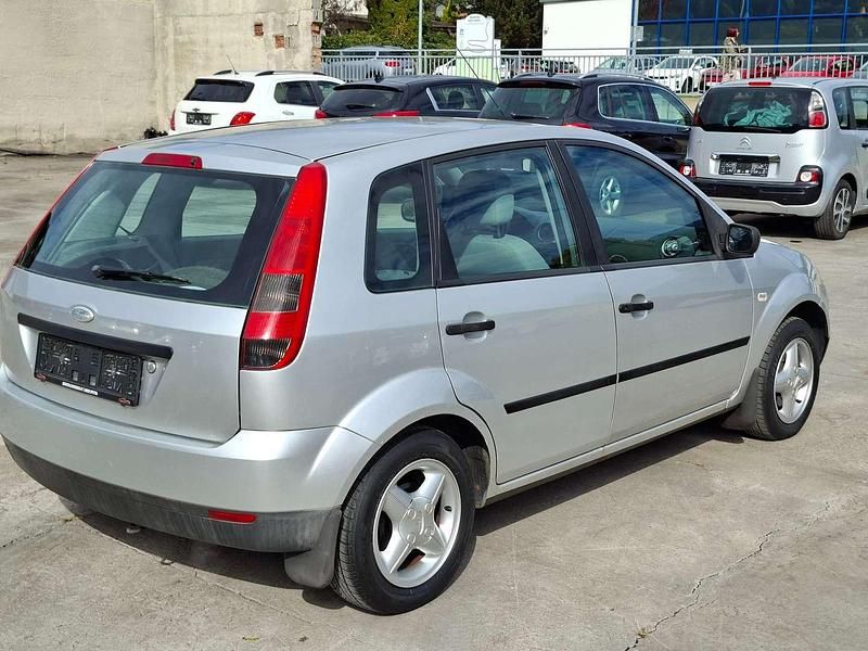 Gebraucht Ford Fiesta Ambiente 69 PS (50 kW) 2003 Silber Kleinwagen