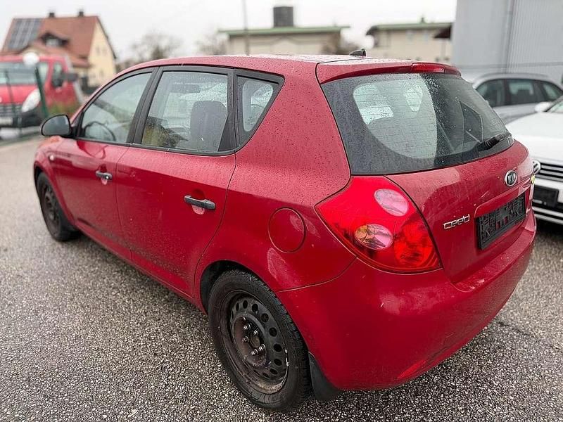 Gebraucht Kia Ceed 105 PS (77 kW) 2008 Rot Kleinwagen