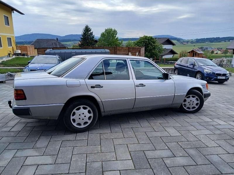 Gebraucht Mercedes E300 106 PS (77 kW) 1992 Silber Limousine