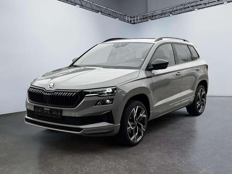 Grau Neu 2025 Skoda Karoq SportLine SUV | € 42.571 (Etwas zu teuer) - Bild 1/4