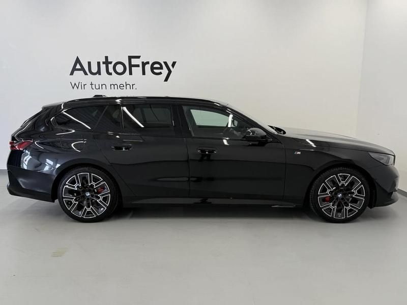 Gebraucht BMW 520 Shadowline 197 PS (144 kW) 2025 Saphirschwarz Kombi