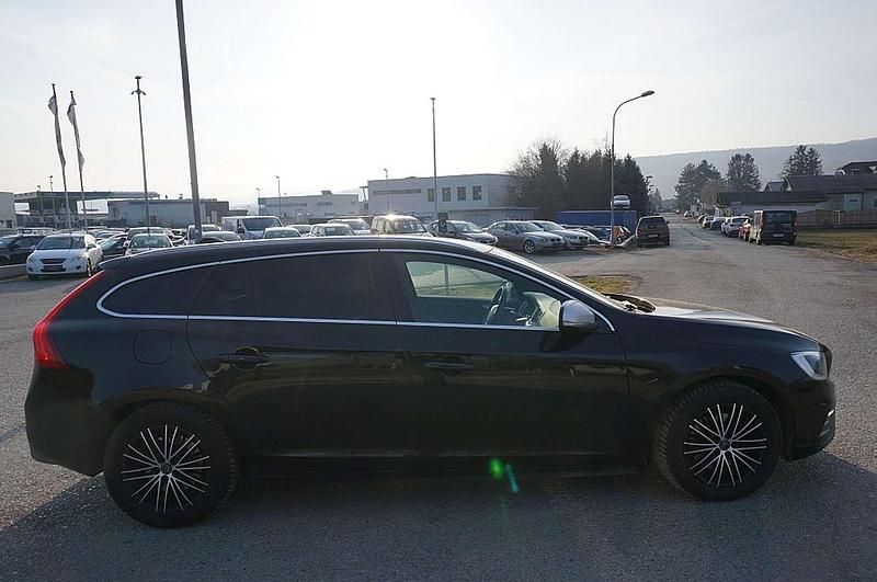 Gebraucht Volvo V60 R-Design Momentum 120 PS (88 kW) 2017 Schwarz Kombi