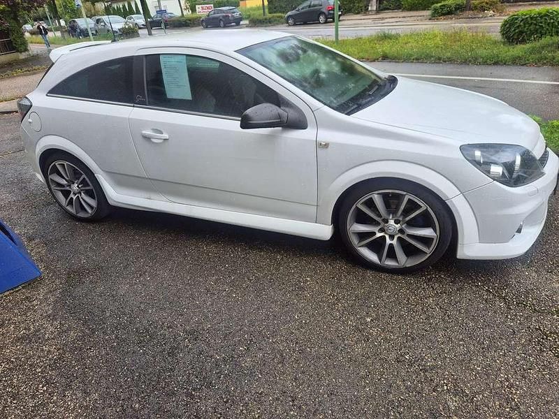 Gebraucht Opel Astra Edition 241 PS (177 kW) 2008 Weiß Limousine