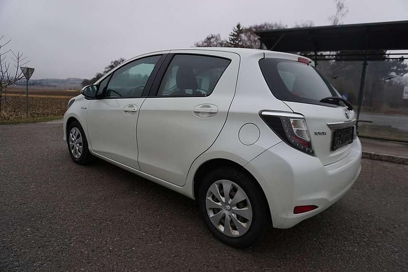 Gebraucht Toyota Yaris Hybrid Active 75 PS (55 kW) 2014 Weiß Limousine