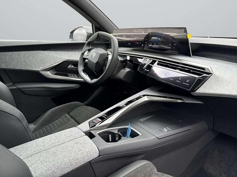 Neu Peugeot 5008 GT 136 PS (100 kW) 2025 Schwarz Van / Kleinbus