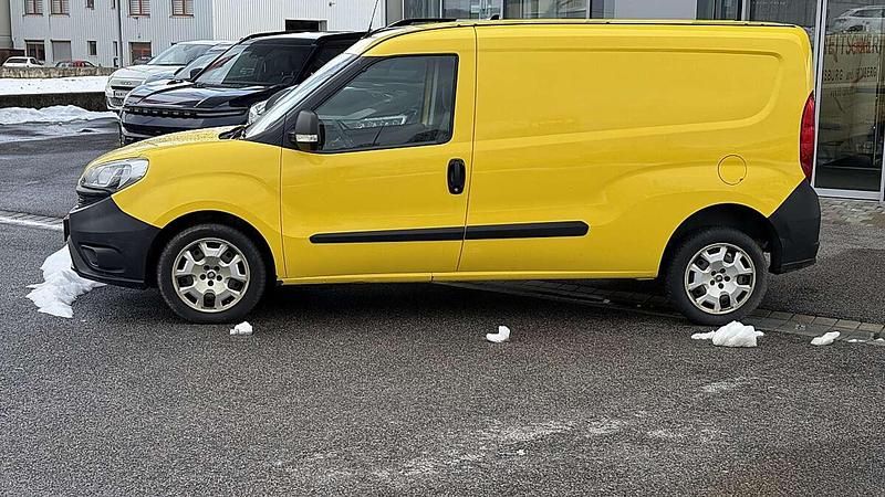 Gebraucht Fiat Doblò 95 PS (69 kW) 2018 Gelb Van / Kleinbus