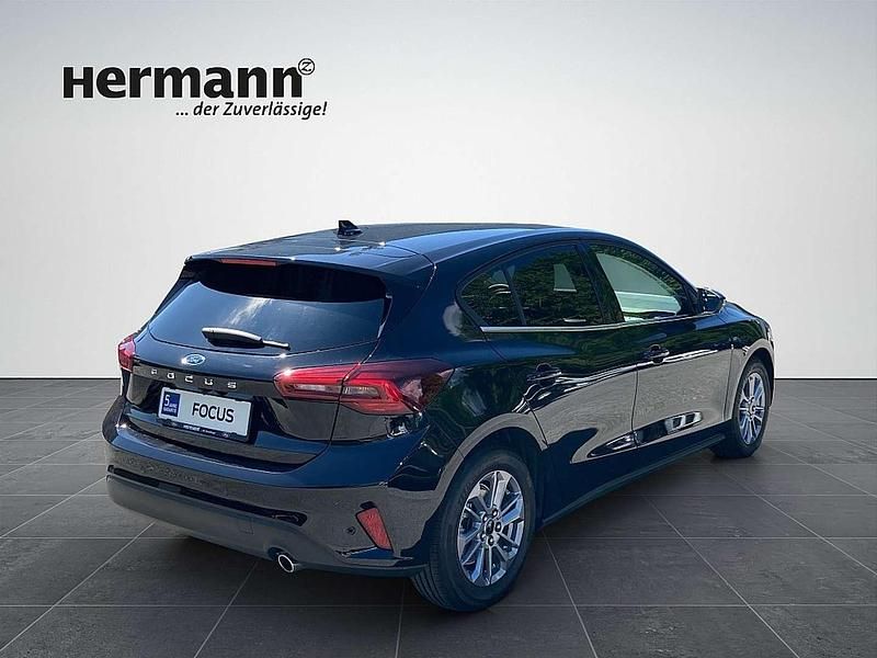 Neu Ford Focus Titanium 125 PS (91 kW) 2025 Schwarz Limousine