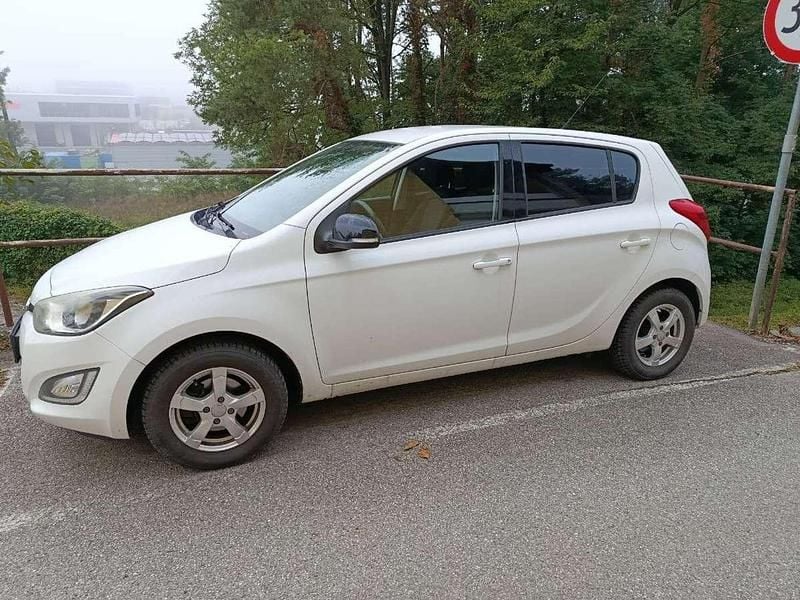 Weiß Gebraucht 2014 Hyundai i20 GO! Limousine | € 5.600 (Guter Preis) - Bild 1/1