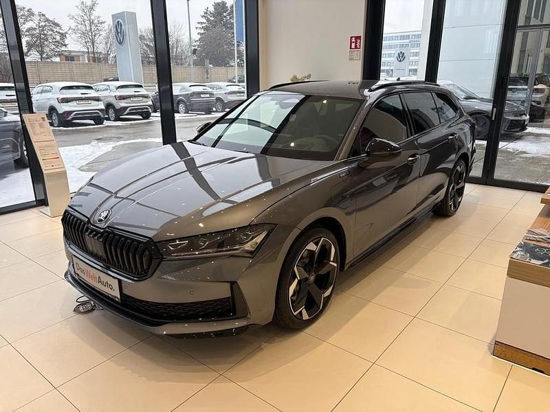 Mittelgrau metallic Gebraucht 2026 Skoda Superb SportLine Kombi | € 48.850 - Bild 1/4