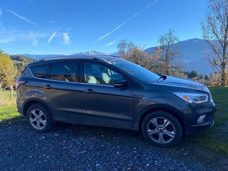 Gebraucht Ford Kuga Titanium 150 PS (110 kW) 2017 Grau SUV