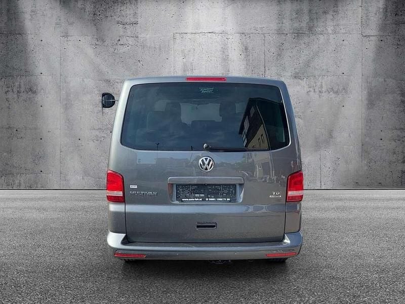 Gebraucht VW Multivan 140 PS (102 kW) 2015 Grau Van
