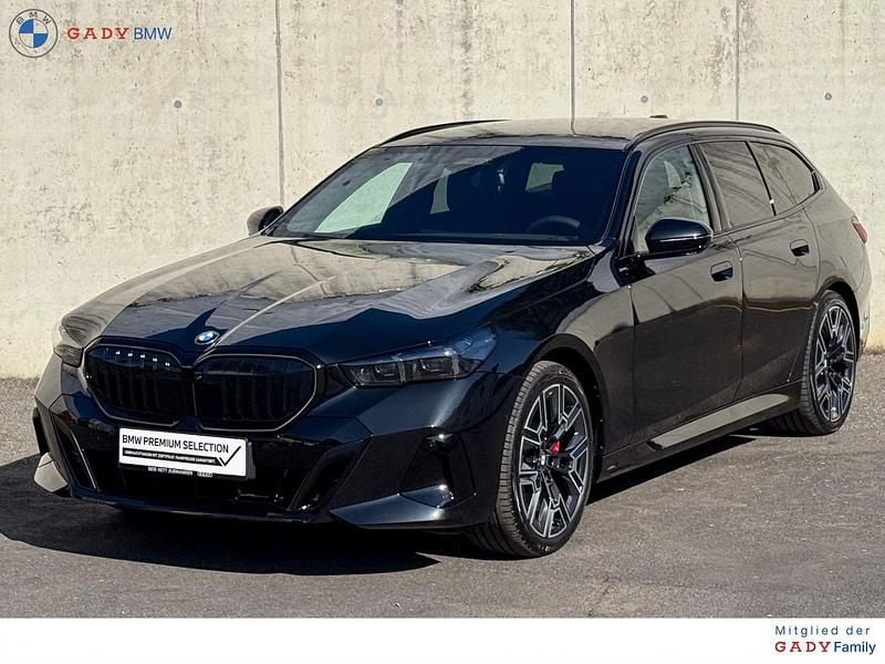 Gebraucht BMW 520 Shadowline 197 PS (144 kW) 2025 Saphirschwarz Kombi