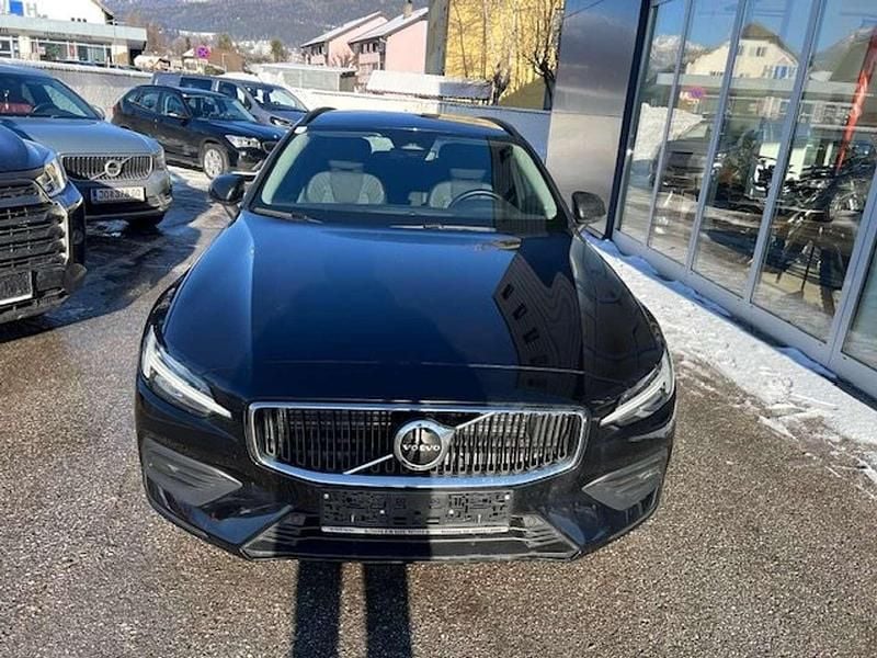 Gebraucht Volvo V60 Core 163 PS (119 kW) 2023 Schwarz Kombi