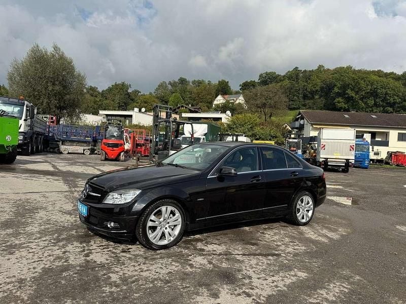 Schwarz Gebraucht 2011 Mercedes C220 Avantgarde Limousine | € 10.500 (Etwas zu teuer) - Bild 1/4