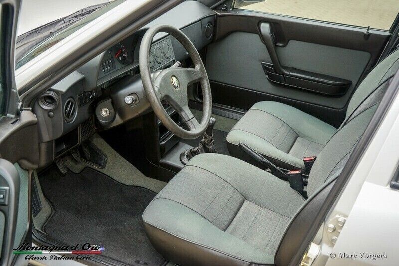 Gebraucht Alfa Romeo 33 Lusso 90 PS (66 kW) 1993 Silber Limousine