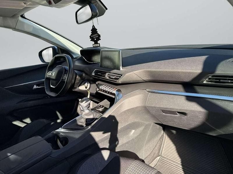 Gebraucht Peugeot 3008 Active 120 PS (88 kW) 2017 Grau SUV