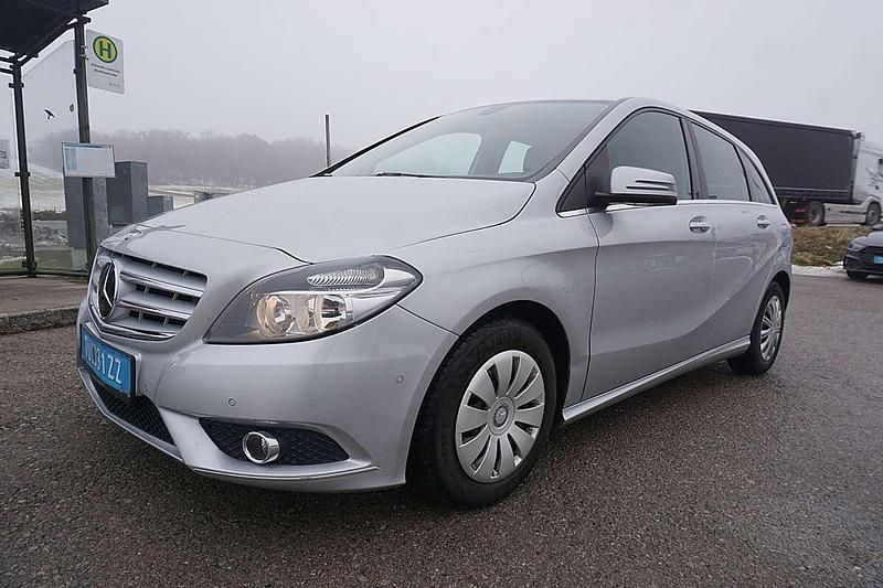 Gebraucht Mercedes B180 Edition 109 PS (80 kW) 2014 Grau Van / Kleinbus