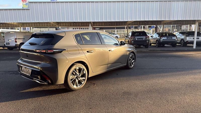Neu Peugeot 308 Allure 131 PS (96 kW) 2025 Grau Kleinwagen