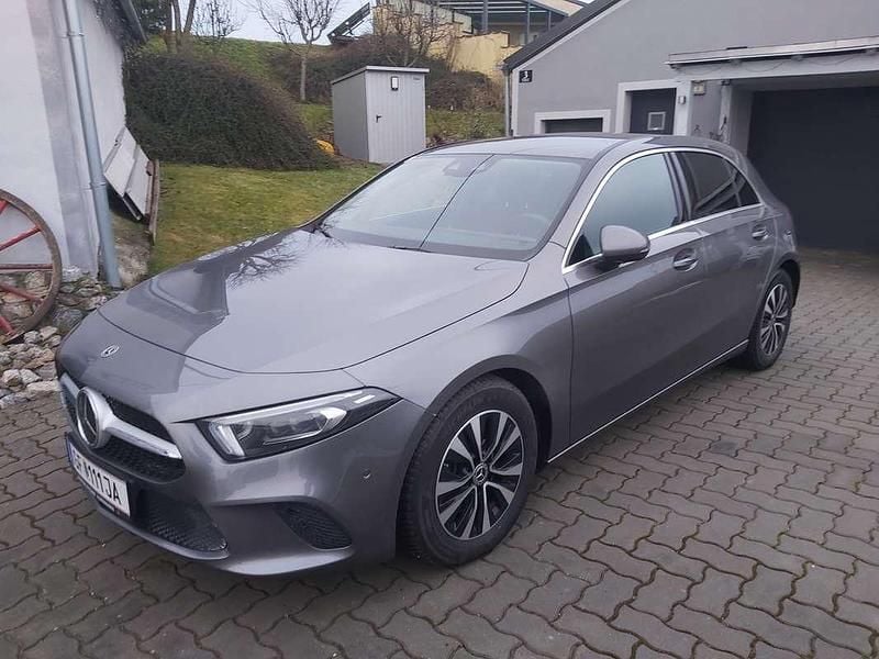 Grau Gebraucht 2022 Mercedes A180 Limousine | € 25.900 (Superpreis) - Bild 1/4