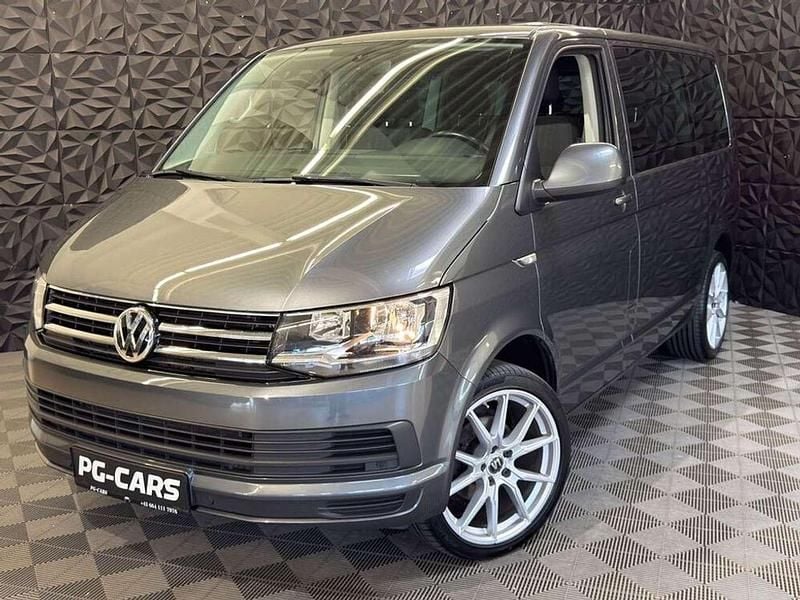 Grau Gebraucht 2019 VW Caravelle Comfortline Van / Kleinbus | € 35.990 (Teuer) - Bild 1/4