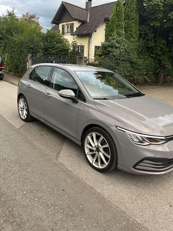 Gebraucht VW Golf VIII Life 131 PS (96 kW) 2020 Grau Limousine