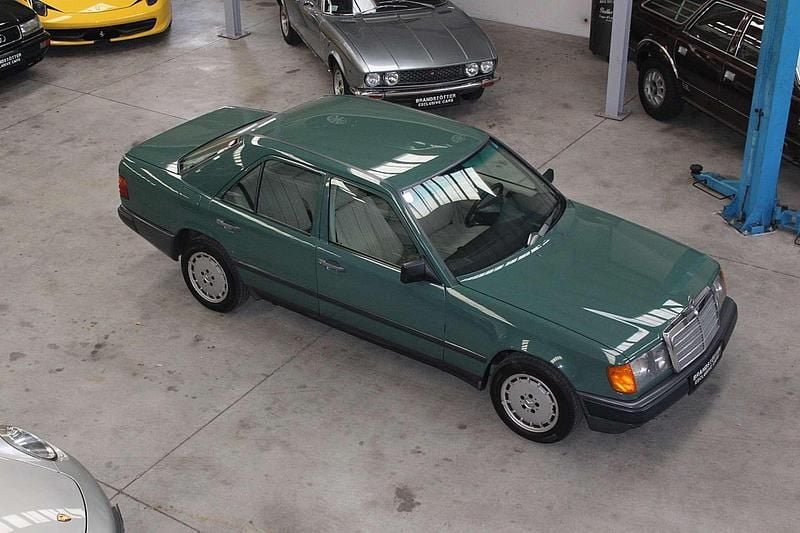 Grün Gebraucht 1989 Mercedes E200 Limousine | € 10.900 - Bild 1/4