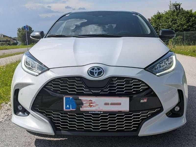 Weiß Gebraucht 2022 Toyota Yaris Sport Limousine | € 19.990 (Superpreis) - Bild 1/4
