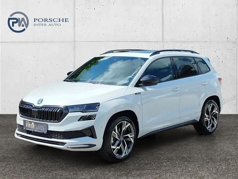 Weiss metallic Neu 2025 Skoda Karoq SportLine SUV | € 48.480 (Fairer Preis) - Bild 1/4