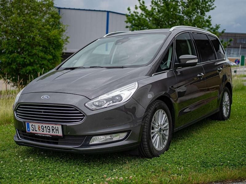 Grau Gebraucht 2017 Ford Galaxy Titanium Van / Kleinbus | € 14.900 (Teuer) - Bild 1/4