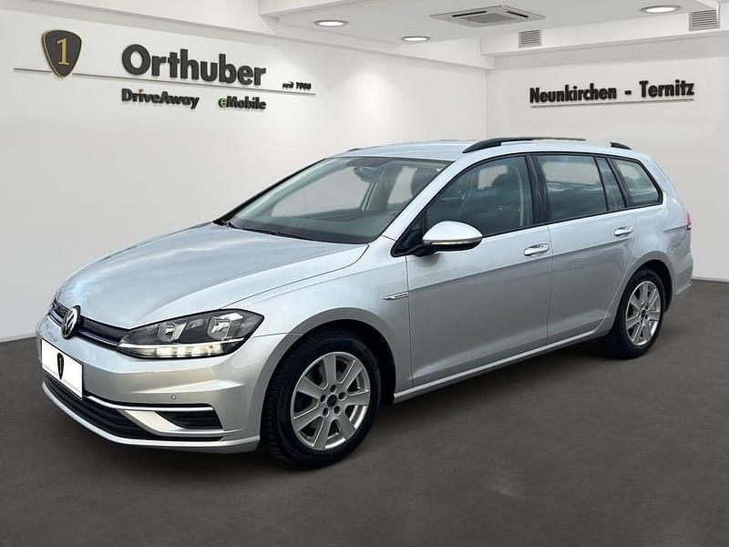 Silber metallicperleffekt Gebraucht 2020 VW Golf VII Comfortline Kombi | € 17.990 (Fairer Preis) - Bild 1/4