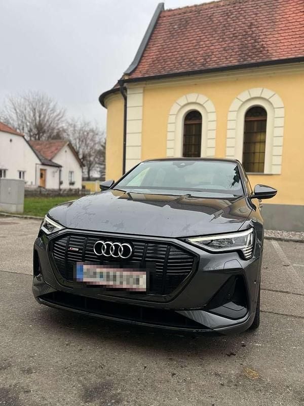 Grau Gebraucht 2020 Audi e-tron S-Line SUV | € 25.980 (Superpreis) - Bild 1/4