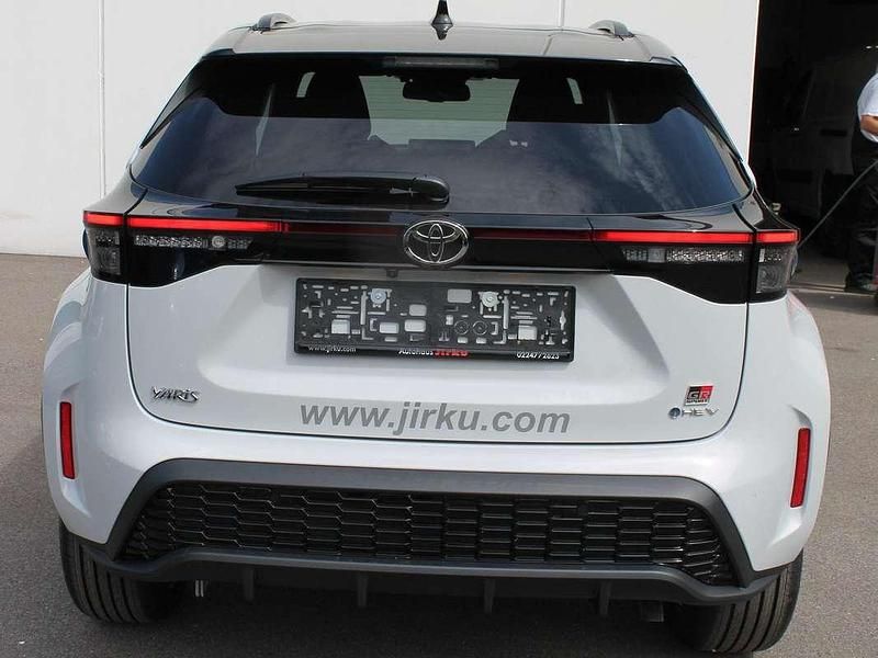 Neu Toyota Yaris Cross Sport 92 PS (67 kW) 2025 Grau SUV