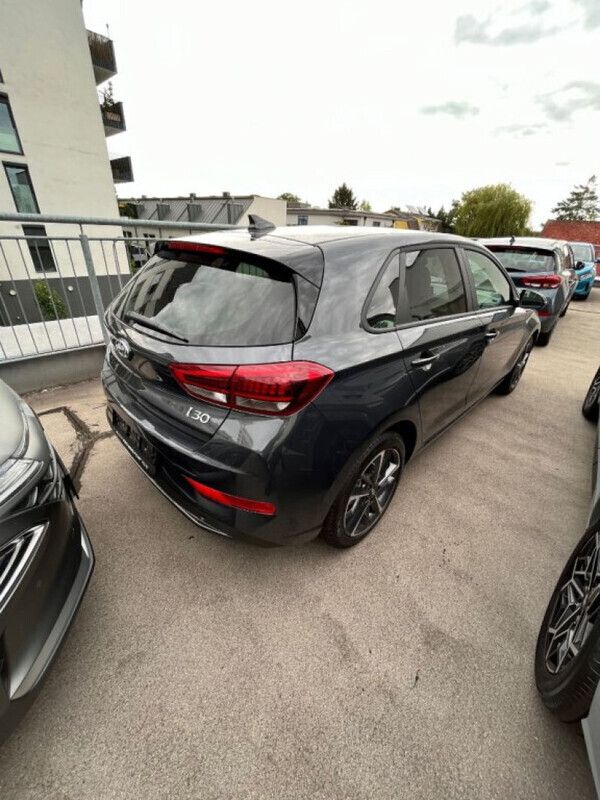 Gebraucht Hyundai i30 Trend 120 PS (88 kW) 2023 Dark knight