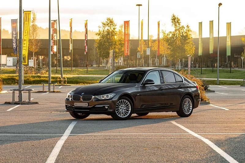 Gebraucht BMW 318 Luxury Line 143 PS (105 kW) 2013 Braun Limousine